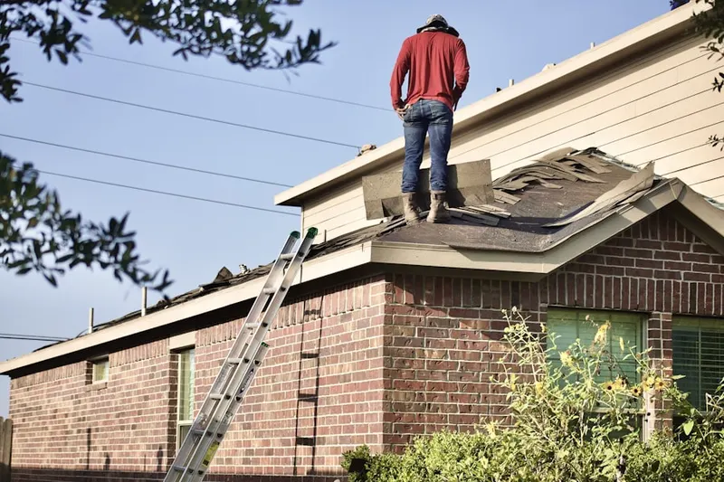 Professional roofer working on a residential roof in Villa Valencia